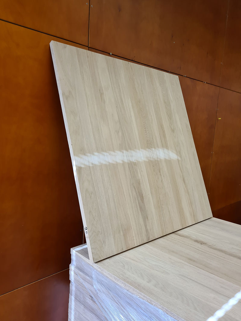 Quadratische Platte mit durchgehenden Lamellen, ideal als Kaffee-Tisch